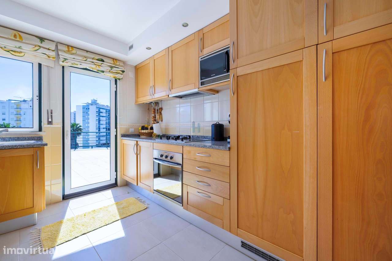 Vende-se Penthouse T3 na Praia da Rocha – localização privilegiada-17