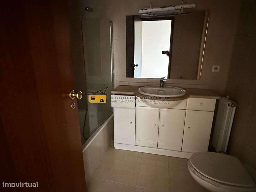 Apartamento T2 no Edifício Do Lago-13