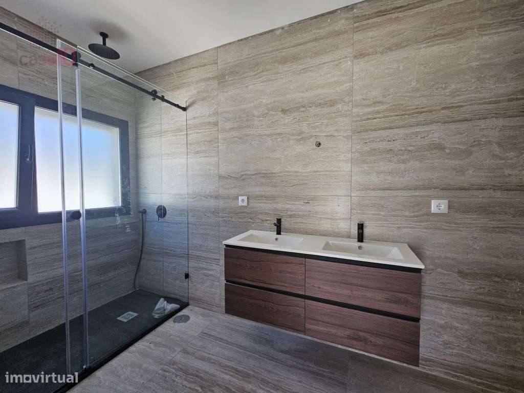Moradia V4 com piscina, para venda em Azeitão-12