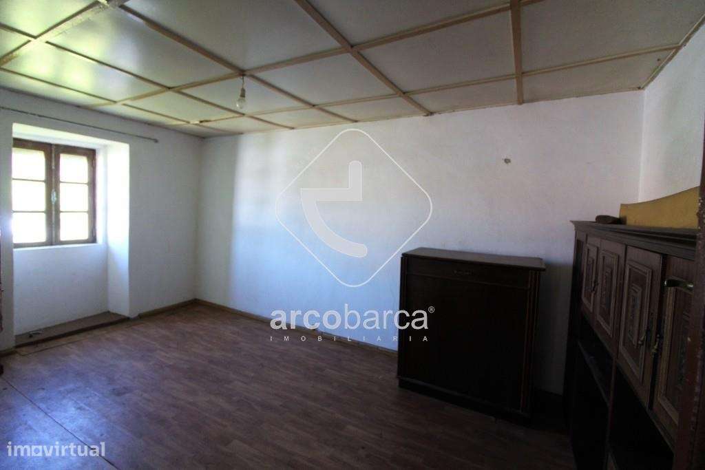 Moradia em pedra para remodelar, com terreno,  à entrada da Vila de Pa-12