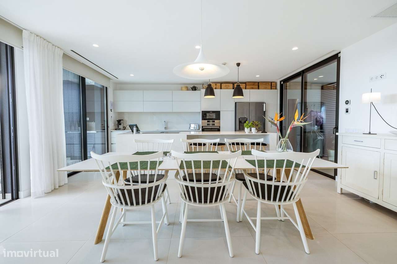 MODERNA E LUXUOSA MORADIA T3 COM PISCINA E GARAGEM PERTO DA MARINA DE-8