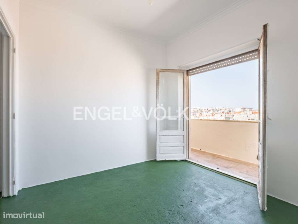 T2 em Benfica para Remodelação com Vista Panorâmica sobre Lisboa-18