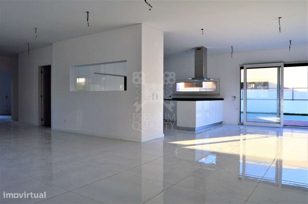 Moradia T3 com piscina para construção-12