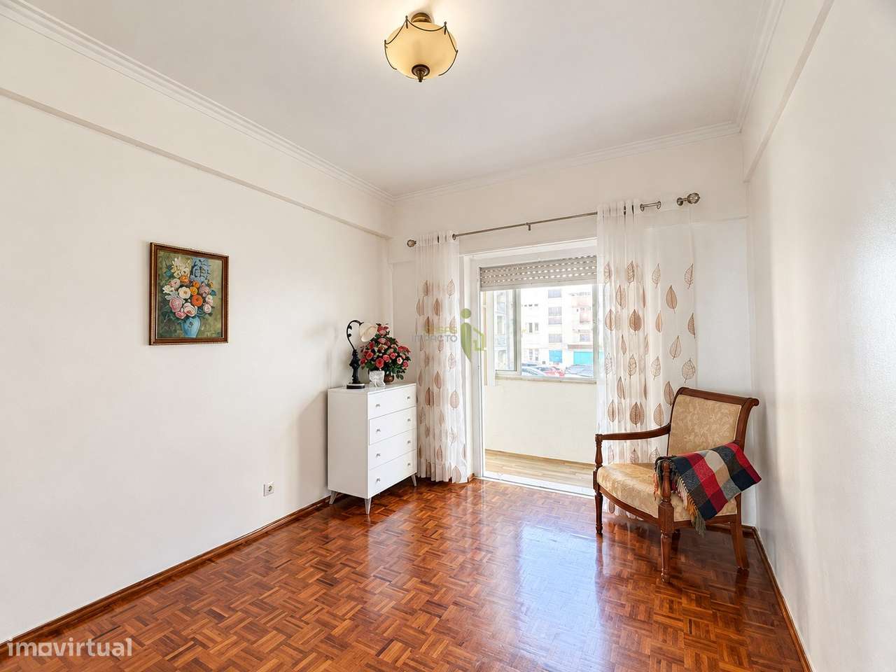 Apartamento T2 com Varanda, Elevador  | Junto a Comércio, Escolas e Tr-9