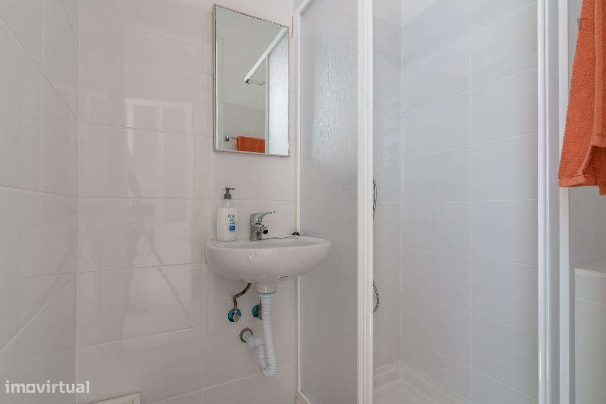 Quarto - localizado em Intendente Lisbon - Grande imagem: 2/11