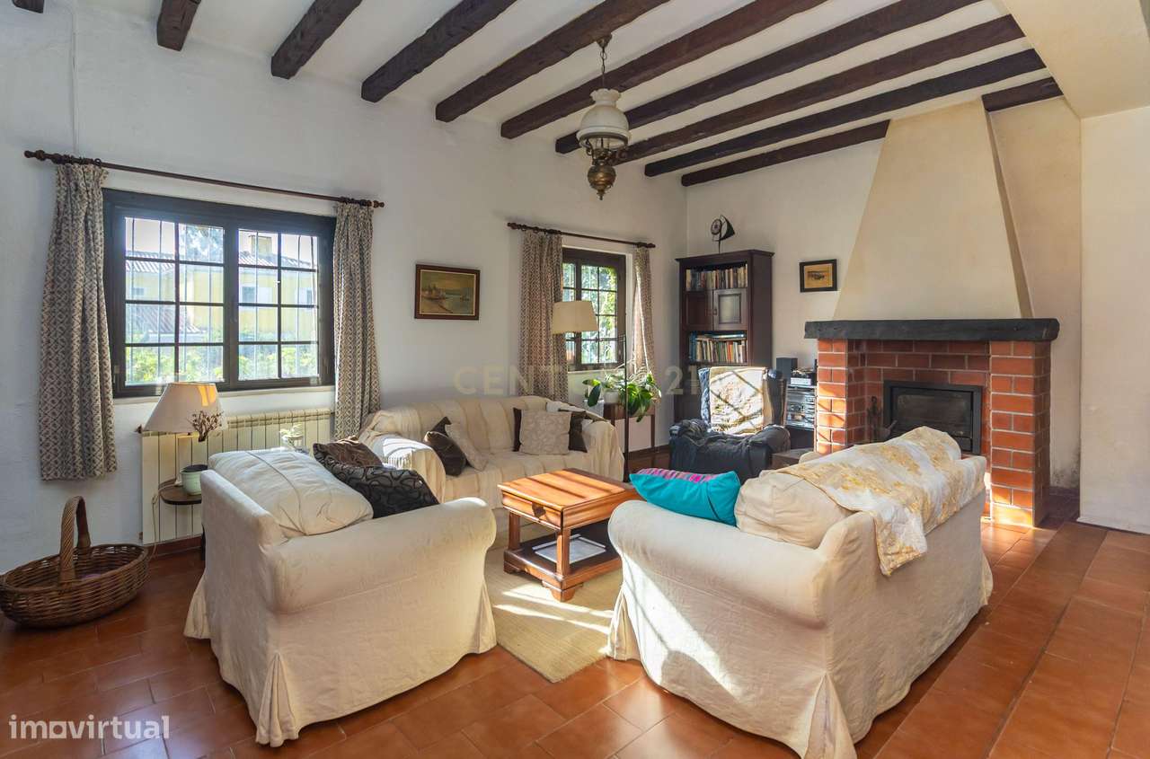 Moradia com construções de apoio, piscina e localização priviligiada-9