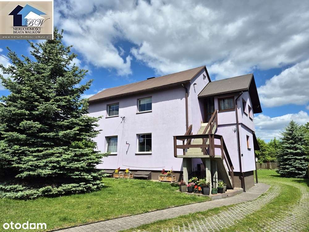 Rodzinny dom otoczony zielenią