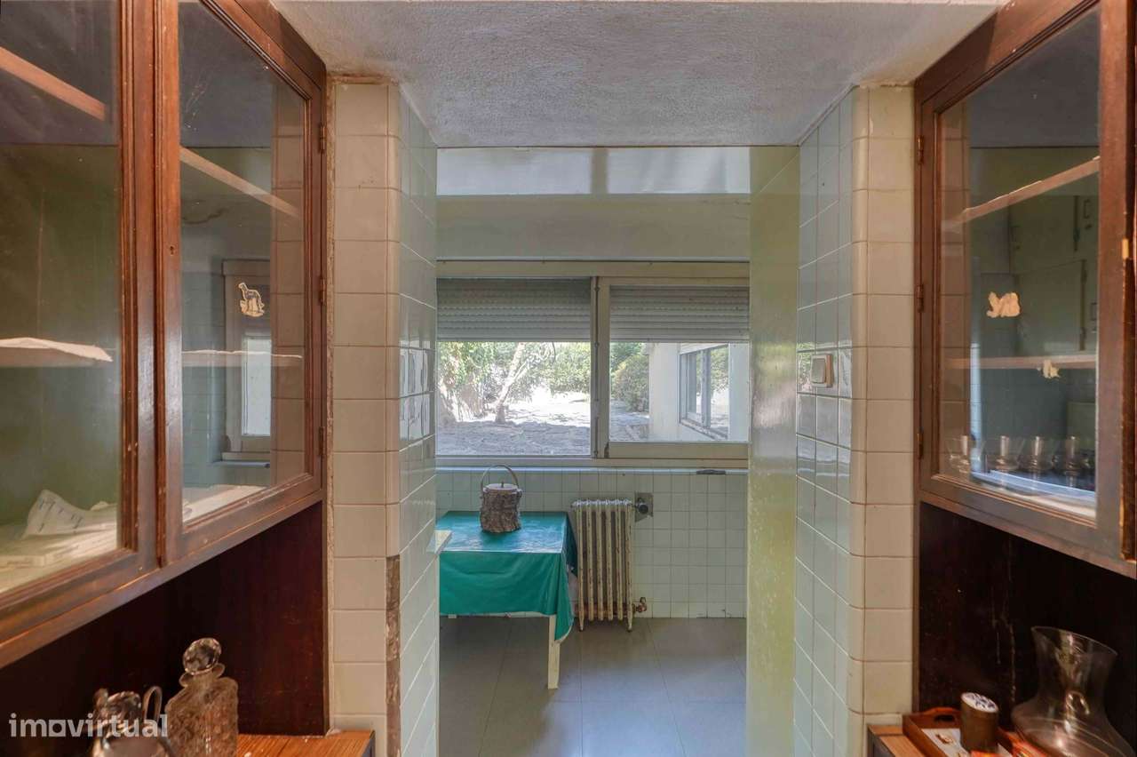 Moradia para recuperar no centro do Estoril, com piscina e vista mar-28