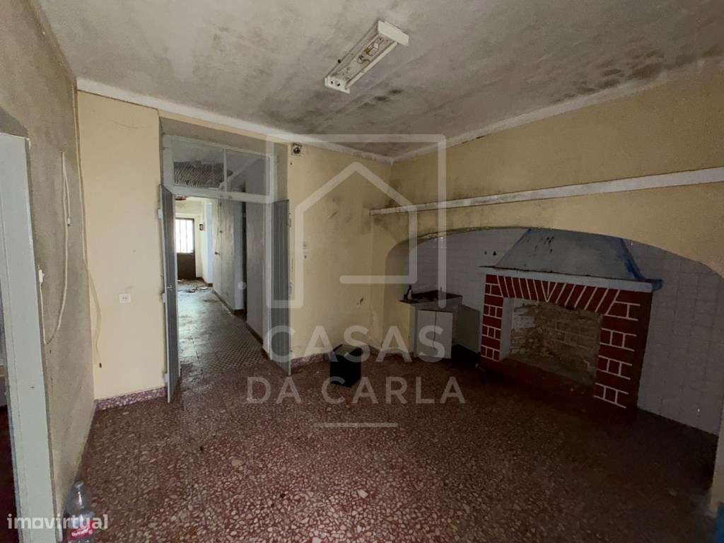 Moradia T4 com quintal e garagem em Cuba para obras-13