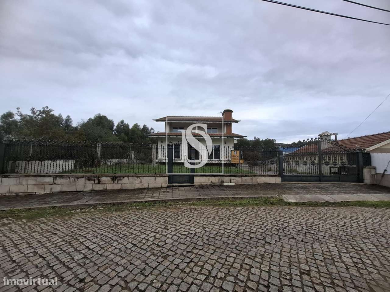 Moradia T4 de três pisos inserido num terreno com 1188m2. Exclente pot-21