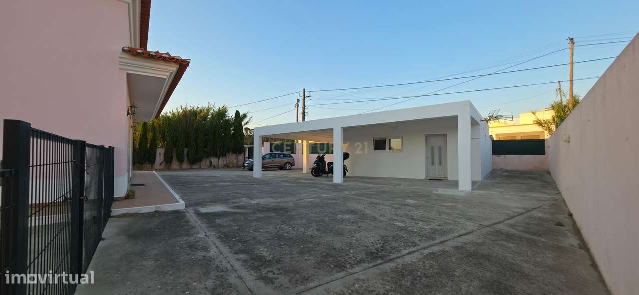 Moradia T2 com aproveitamento de sótão, anexo T0 e excelente localizaç-33