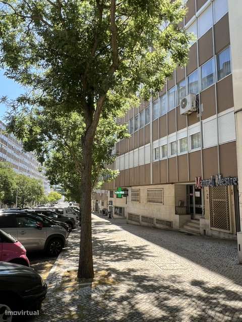 Oportunidade de Investimento, loja c/dois pisos em Benfica!-20