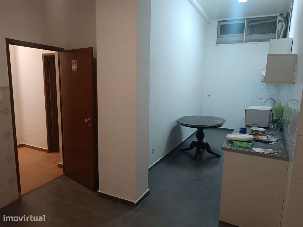 Espaço Comercial com +10 divisões, composto por várias divisões com...-5