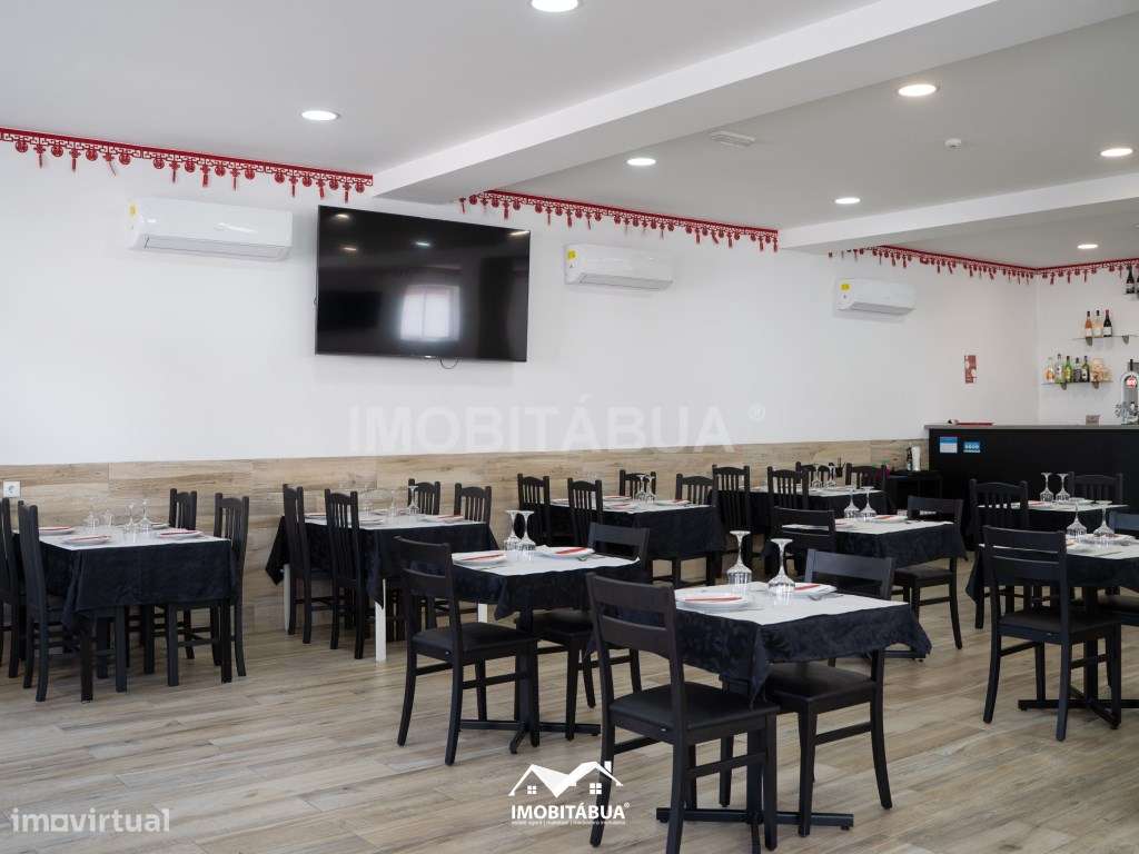 Espaço comercial com habitação T5 no centro da vila-49