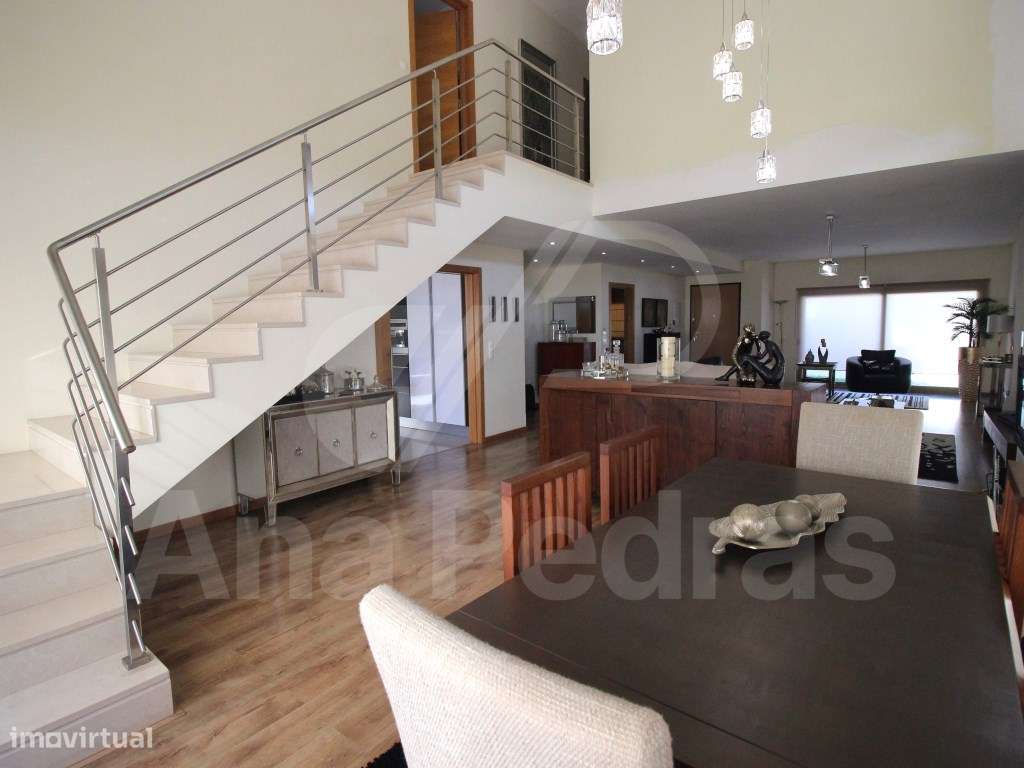 Contemporânea Moradia T4-6