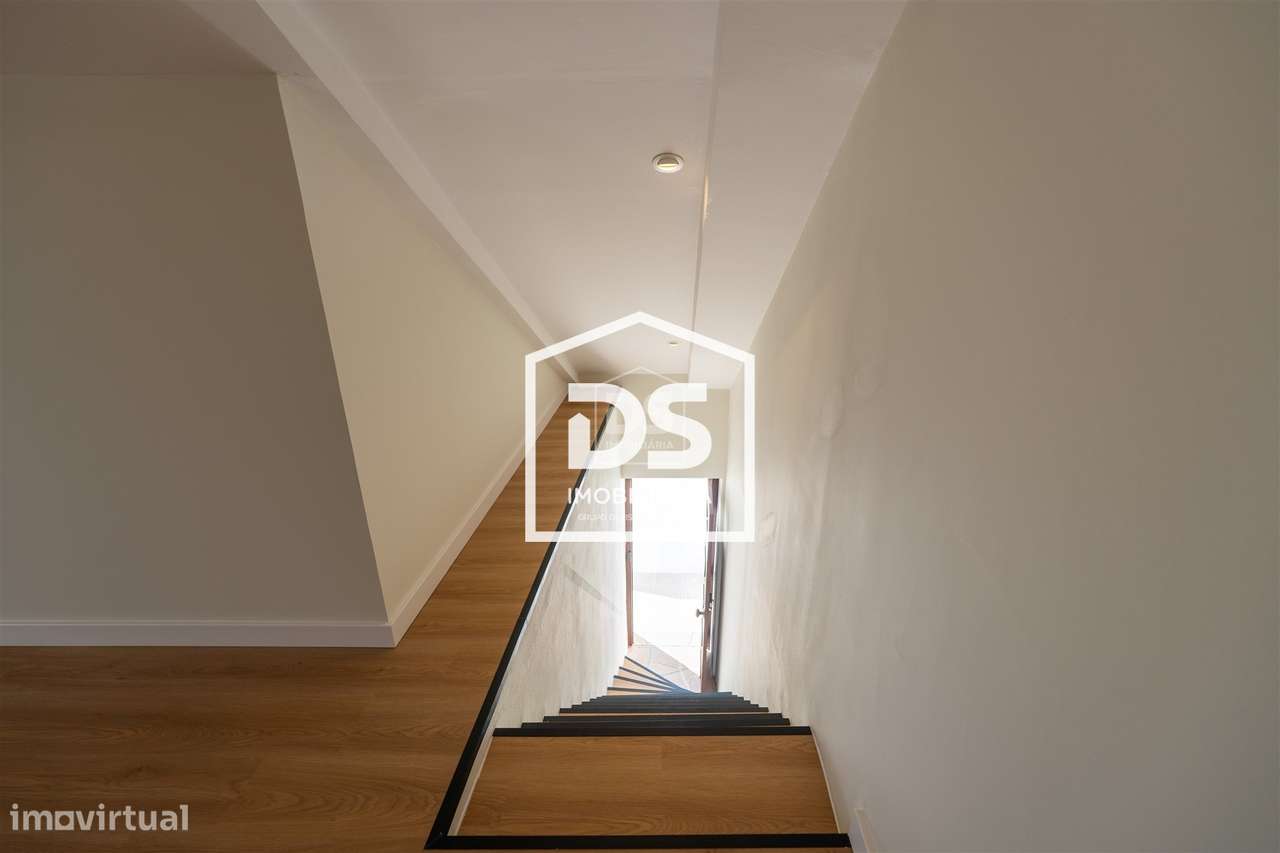 Moradia T4 + T1 com amplo terreno e espaços de lazer em Juncal, Porto-33