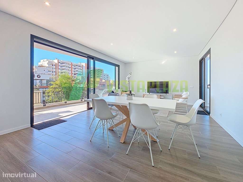 Apartamento T2 com Vista Rio na Praia da Rocha e Garagem - Grande imagem: 2/27