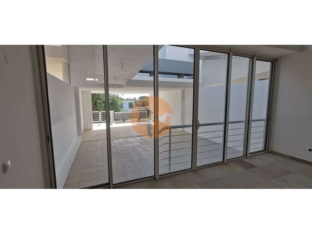 Moradia totalmente renovada numa zona calma onde predomina a habita...-13