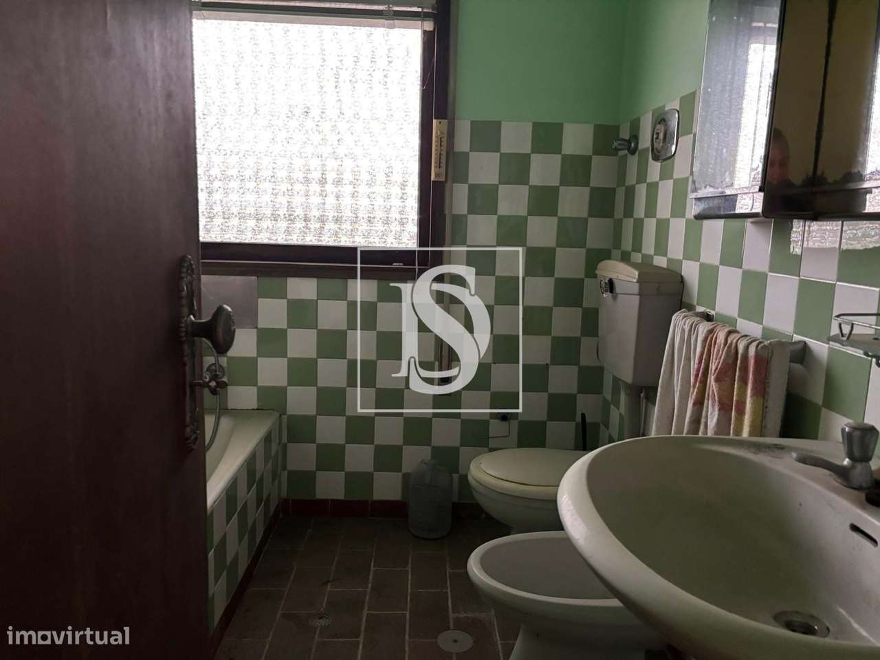 Oportunidade Única – Espaço Multifuncional com Armazém, Habitação e In-16