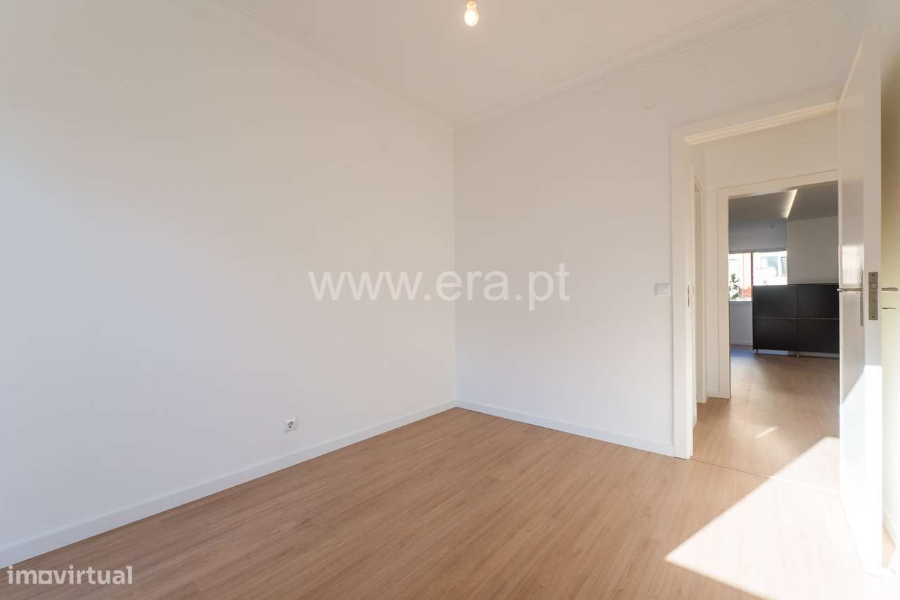 T2 Totalmente Remodelado a 5 Minutos do Metro — Odivelas-15