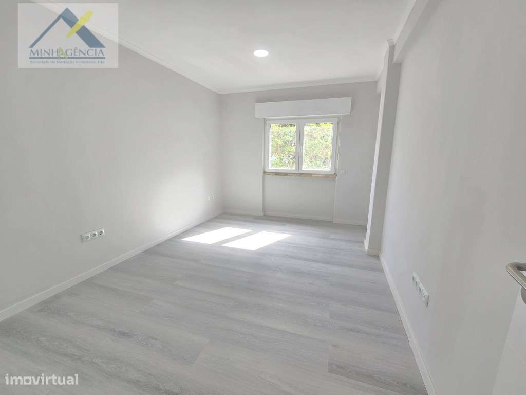 Apartamento T2 remodelado com arrecadação em Setúbal-7