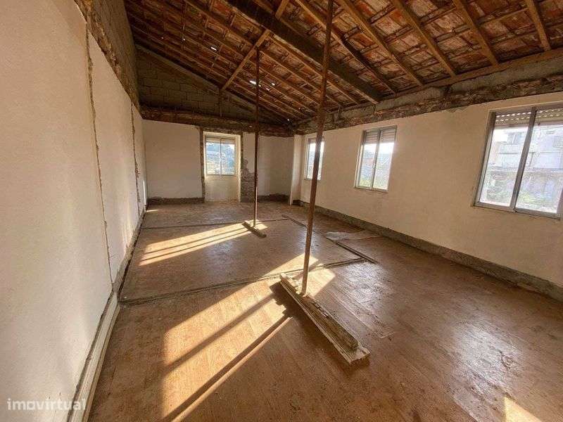 Moradia Geminada T2 p/ recuperar - Oportunidade! - Grande imagem: 4/8