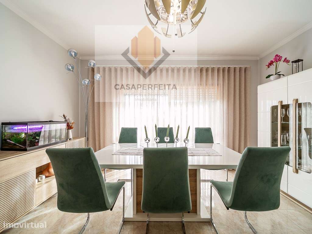 Deslumbrante T2 de 2 Frentes com Varandas e Box - Canelas-8