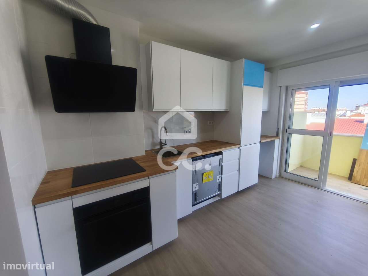 T3 Renovado com 3 Varandas na Amadora-21