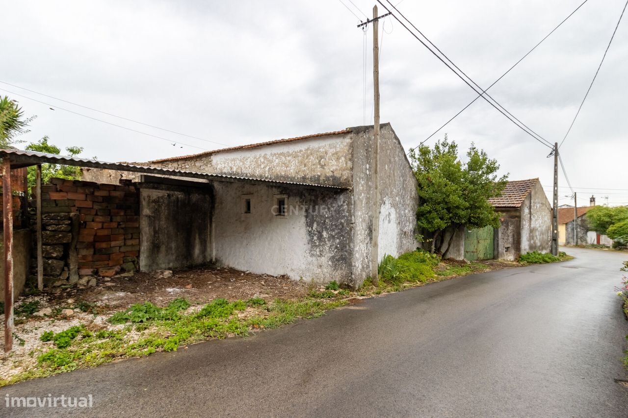 Moradia T2 no lugar do Bairro, concelho de Ourém para restaurar