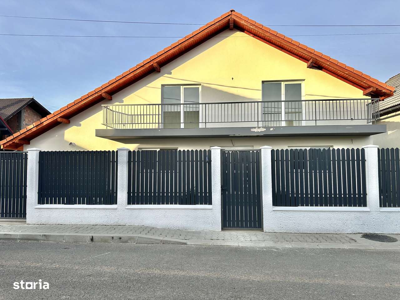 Casă individuală de vanzare  cu garaj și curte proprie – Hălchiu-1