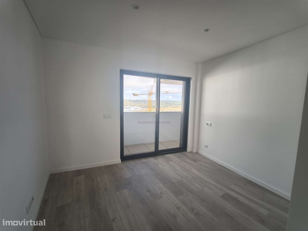 Elegância e Conforto em Carnaxide: T2 com Varandas, 2 Lugares de Garag-26