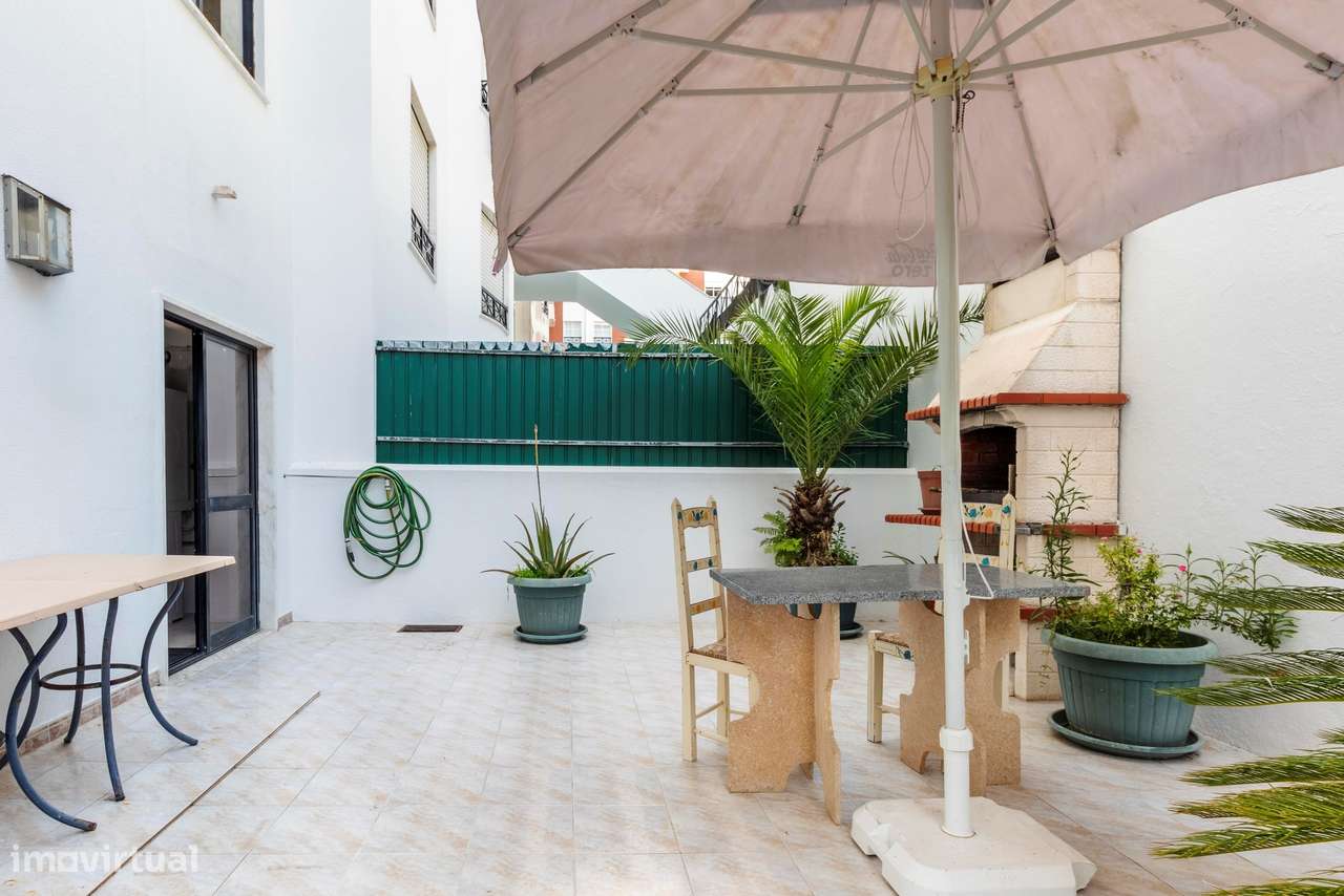Apartamento T2 c/ 2 Lugares de Estacionamento e Terraço c/ 30m2 em Mem-17