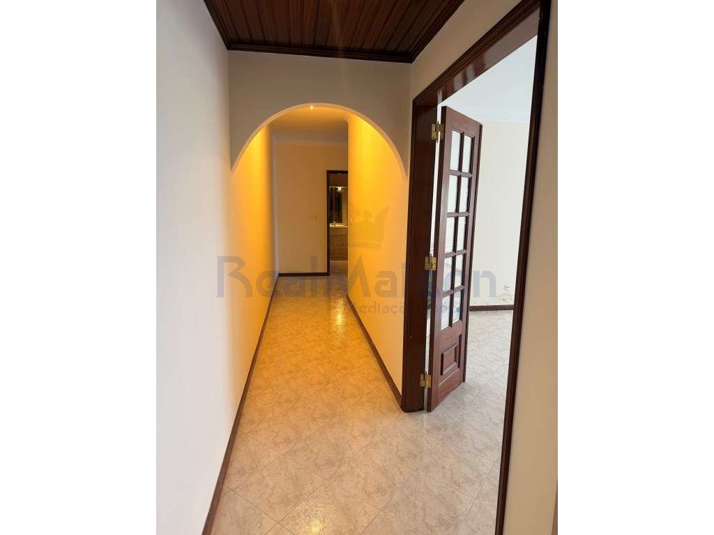 Vende-se Fantástico Apartamento c/ Parqueamento na Cavaleira-5