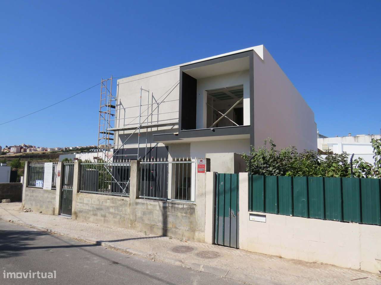 Moradia T4 com piscina e anexo para venda em Odivelas junto ao Centro - Grande imagem: 2/35