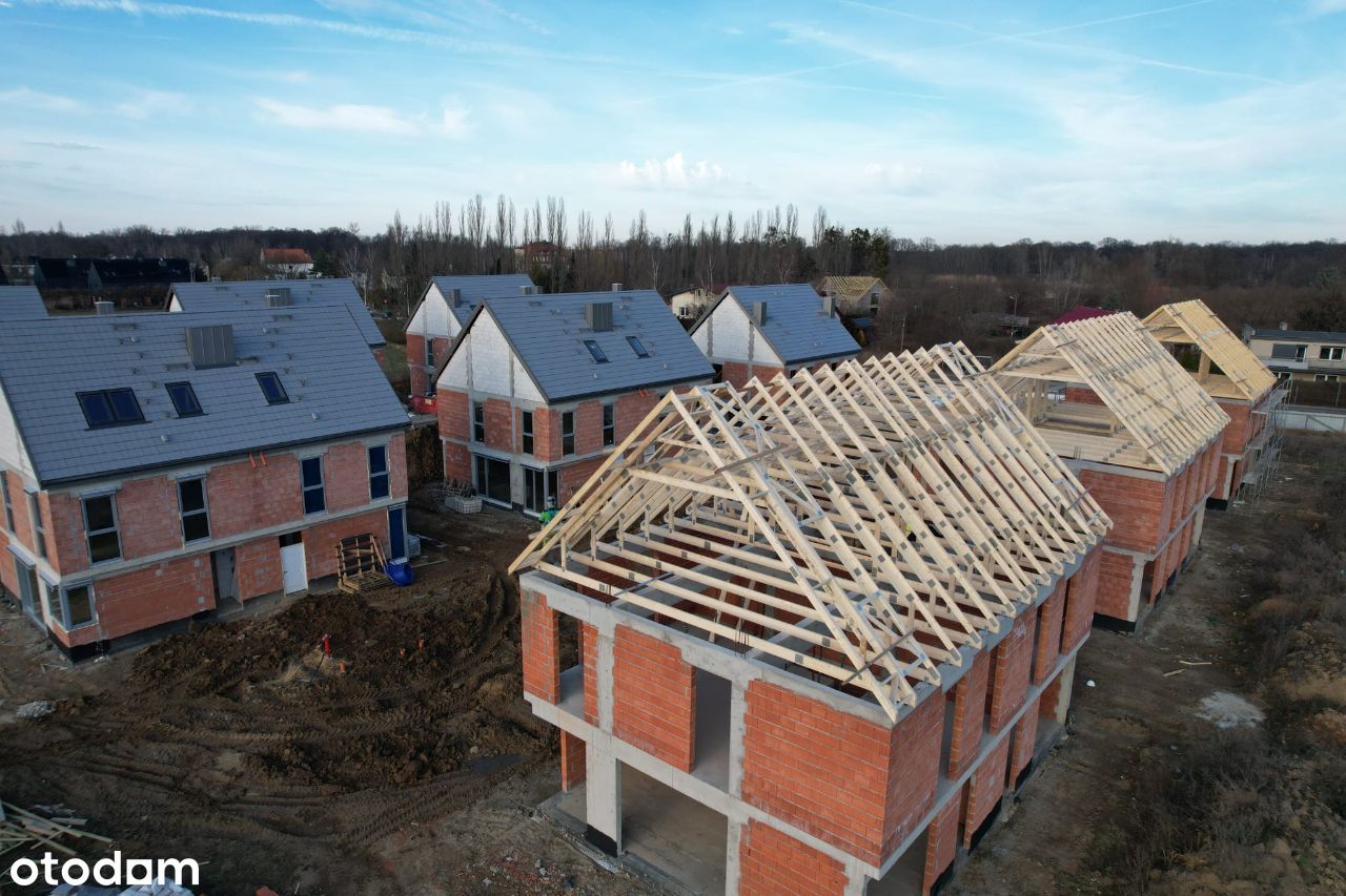 nowy dom w garażem w dzielnicy Krzyki nad Odra