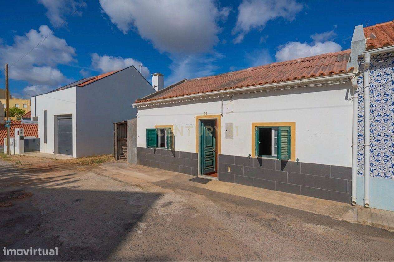 Moradia T2 com Terraço, Quintal e Vista Rio no Casal das Figueiras, Se-0