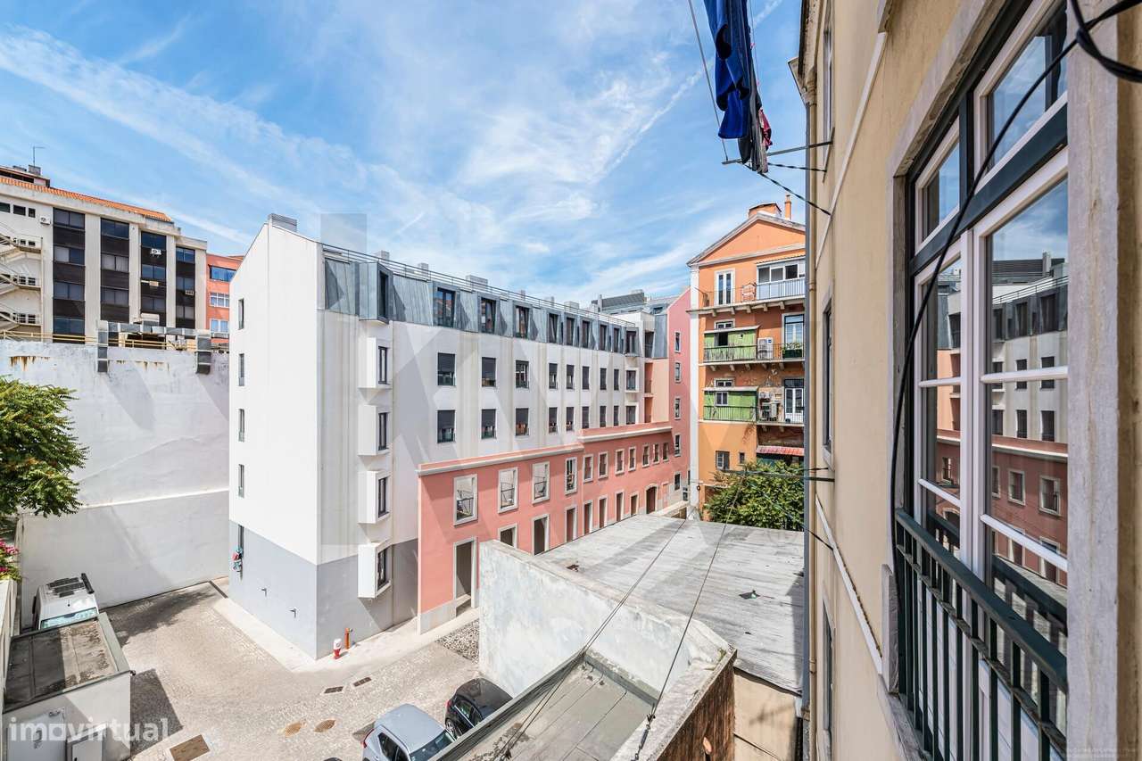 Apartamento T3 com garagem - Renovado - Alcântara-23