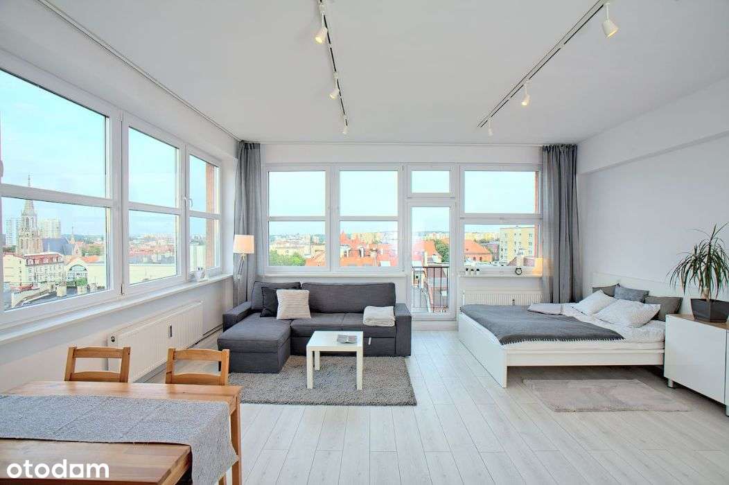 Słoneczne studio z widokiem na panoramę Katowic