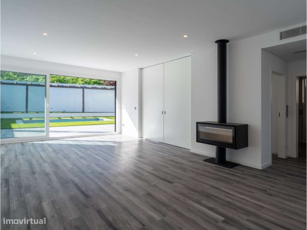 Moradia T4 com jardim e piscina em Famões, Odivelas - Grande imagem: 4/47