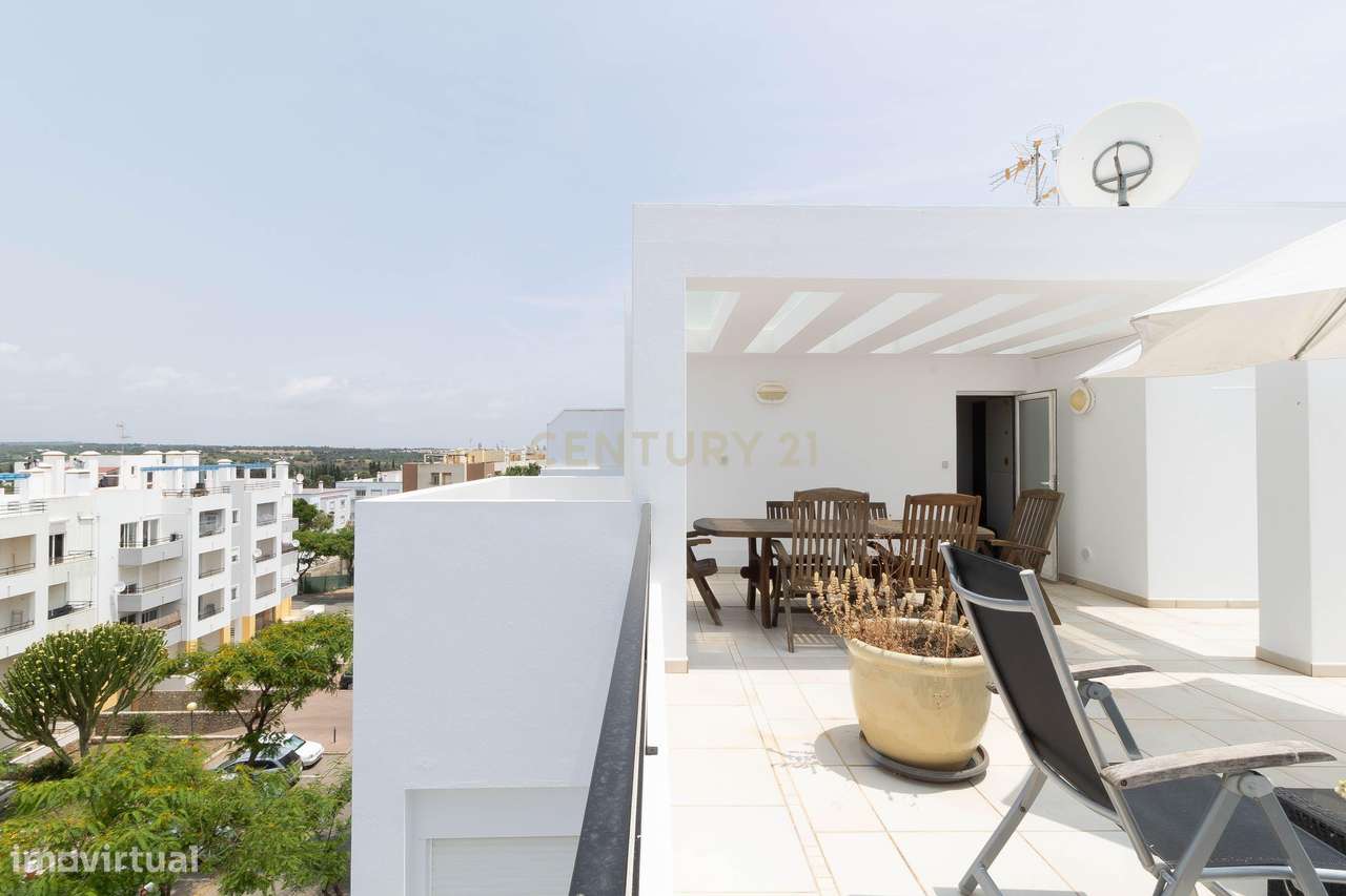 Apartamento T3 com Rooftop, Piscina Privada & Licença AL Transmissível - Grande imagem: 4/25