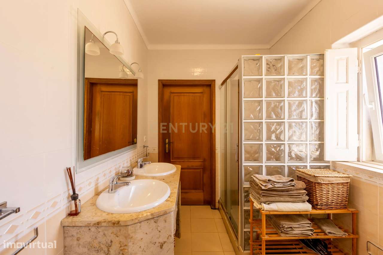 Moradia T5 Térrea com Piscina, Garagem e Lote de 2000 m² – Venda do Al-21