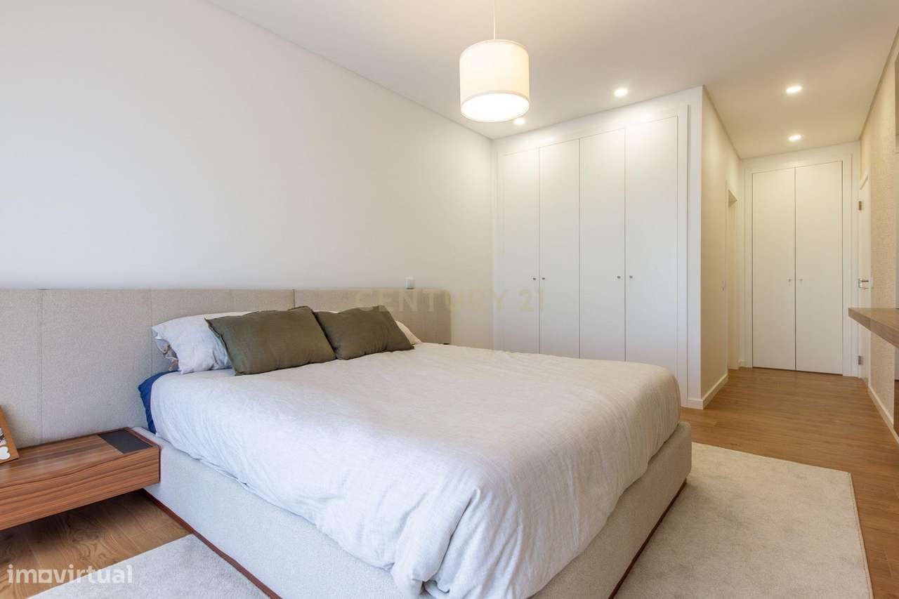 Moderno apartamento T3, com parqueamento e varandas em Santo António d-12