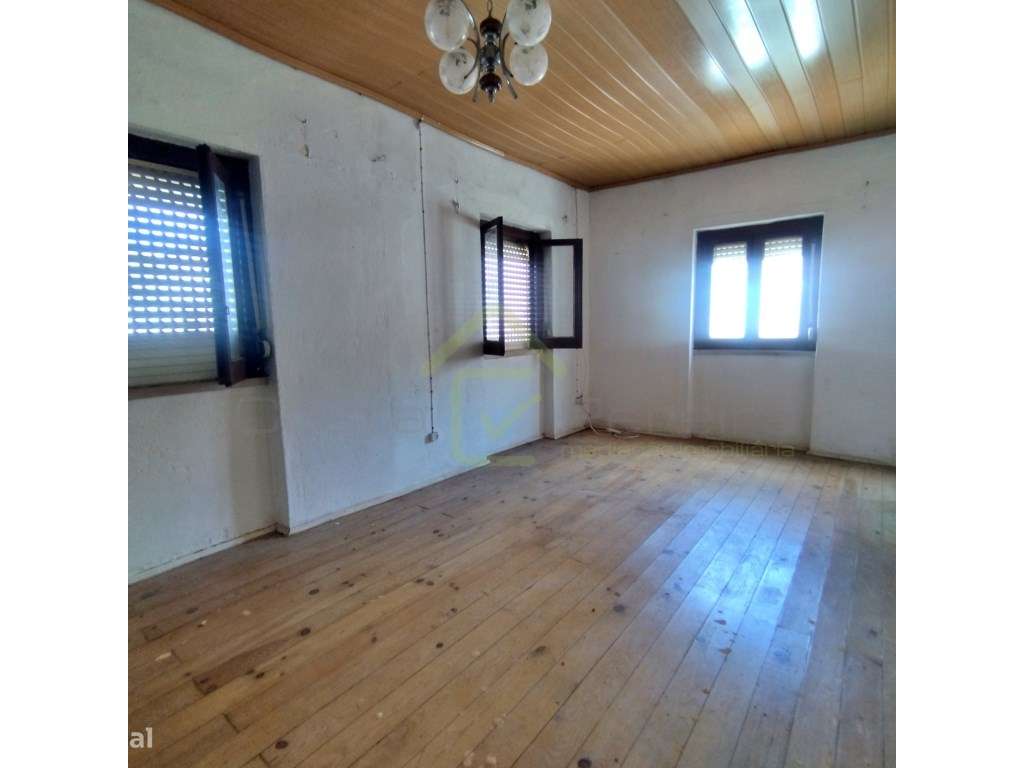 Moradia para renovação no centro de Monte Redondo-8