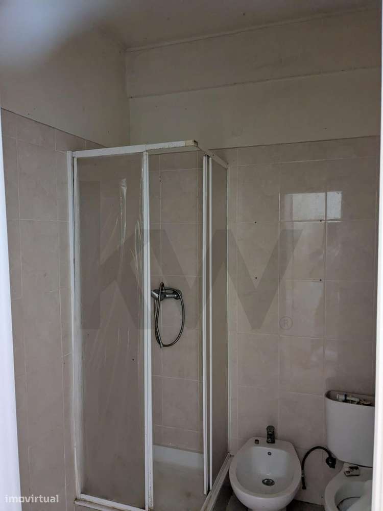 Apartamento T1 para recuperação total em prédio organizado - Grande imagem: 3/5