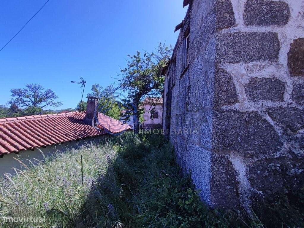 Casa em pedra com dois pisos para recuperação a 200 metros da barragem - Grande imagem: 4/27