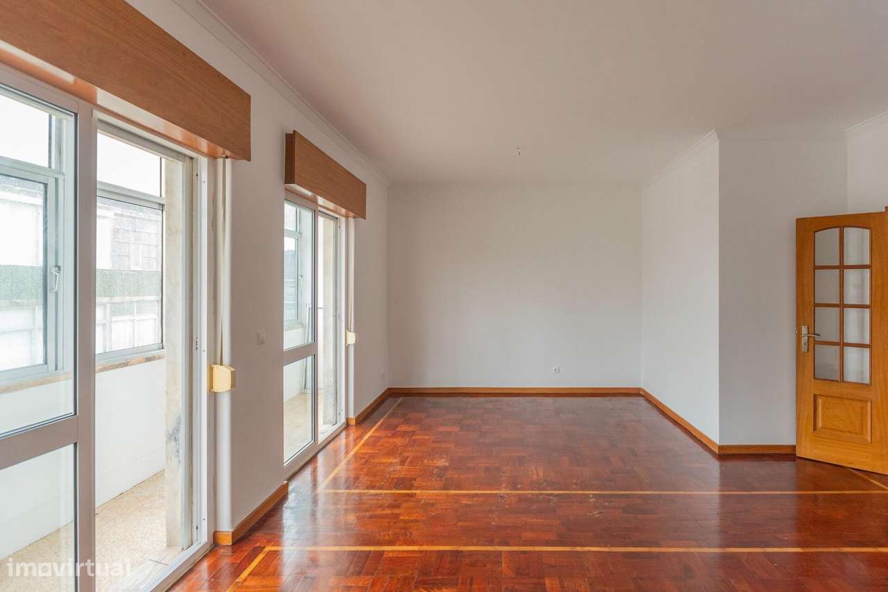 T2 Duplex com 101 m2 e 2 WC – Um apto. diferente na Amadora-13