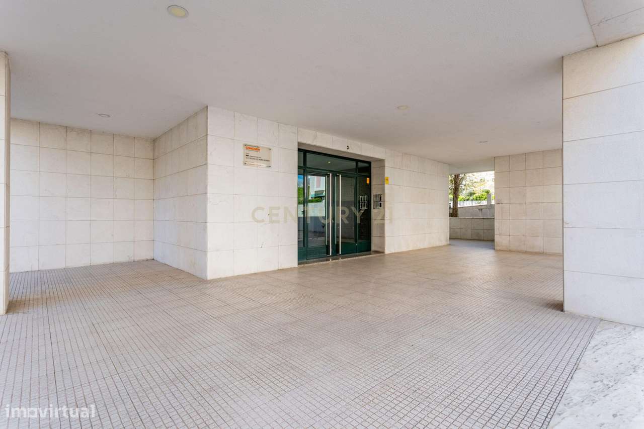 T2 com varanda, arrecadação e lugar de garagem – Rua São Bento Menni,-24