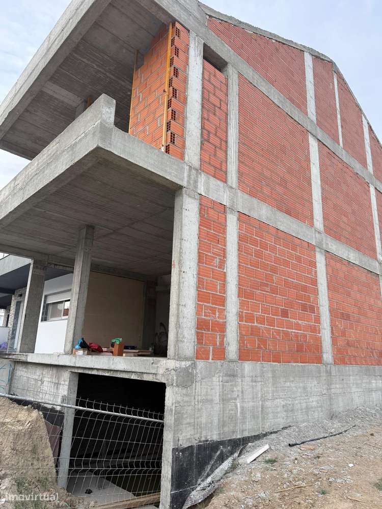 Moradia T3 +1 Em Sarilhos Grandes, com piscina.-8