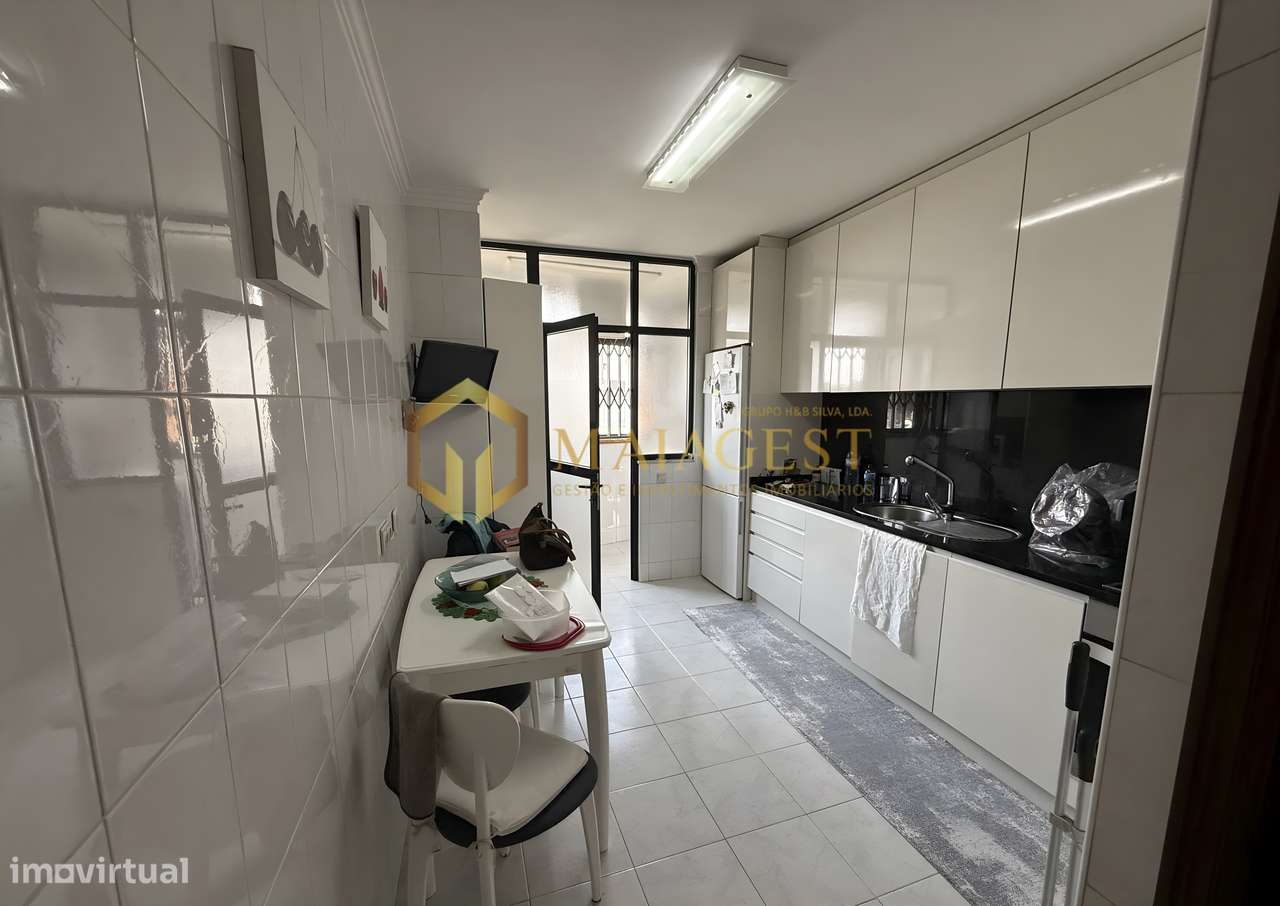 Apartamento T2 Renovado na Madalena com Garagem e Arrumos-11