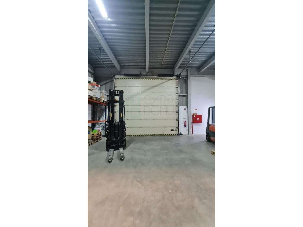 Amplo Armazém com escritórios na Nacional 10, Alverca do Ribatejo-46